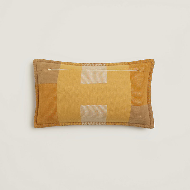 h-horizon-pillow-small-model--